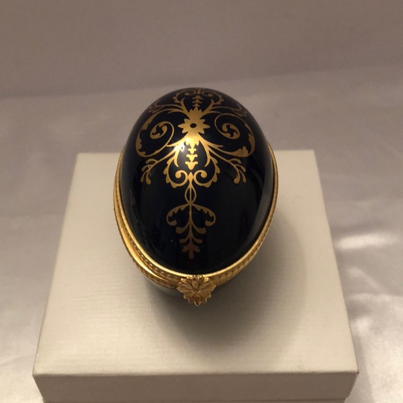 Estee Lauder Other - Vintage Estée Lauder ceramic egg keepsake box